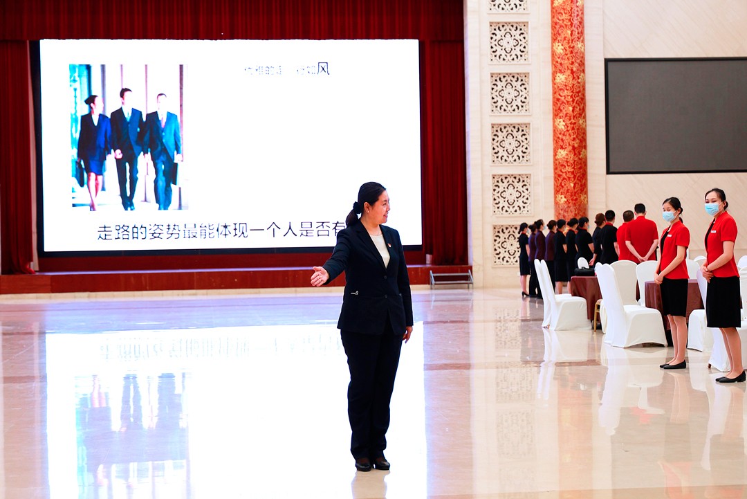 颜总演示礼仪手势.jpg